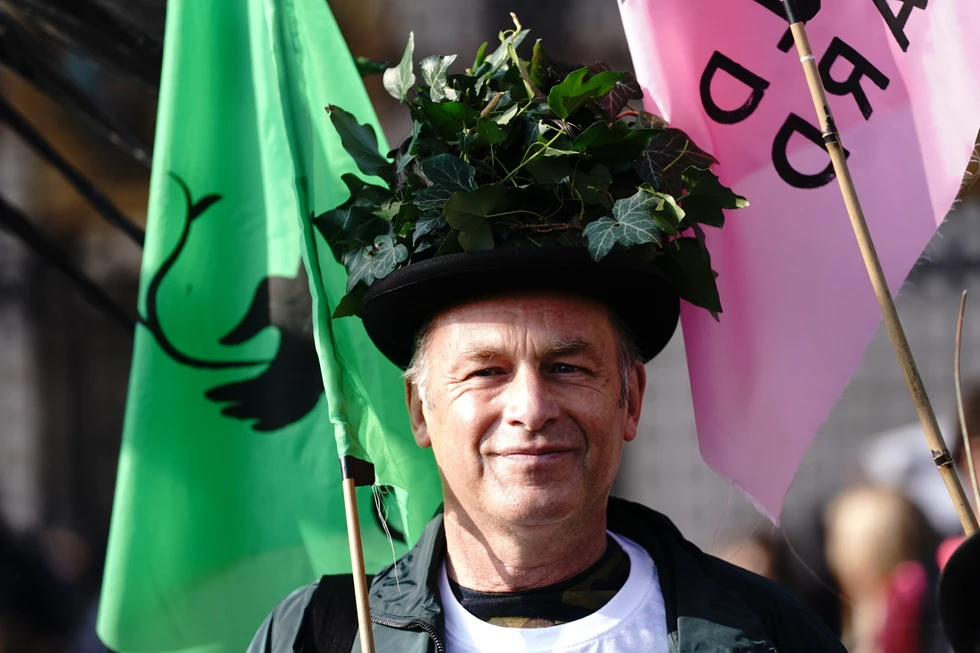 Chris Packham leads children’s march to Buckingham Palace to ask royals to rewild land